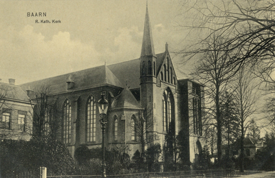 7607 Gezicht op de voor- en linkerzijde van de Rooms-Katholieke Nicolaaskerk (Kerkstraat 19) te Baarn uit het zuidwesten.